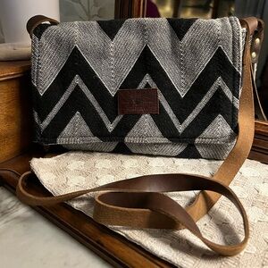 SASSY SPARROW Woven Chevron Crossbody Purse with Genuine Leather Strap 10 x7 in‎